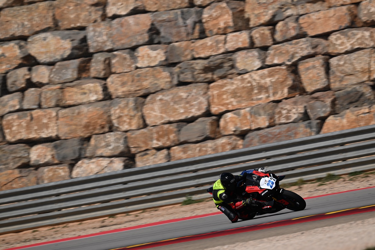 JM Trackriders rijder diep in de laatste bocht op het circuit van Aragón in Spanje