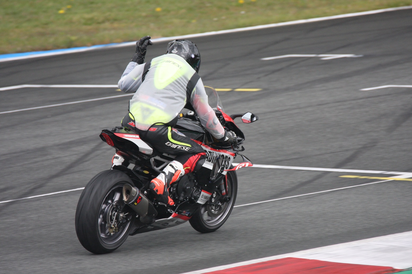 JM Trackriders coach geeft les op een Yamaha R1 op het natte circuit van Assen